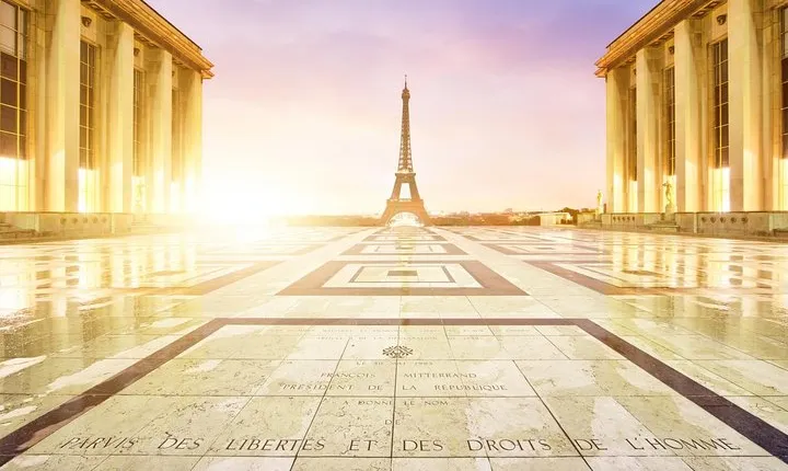 Photo-stop Selfie Tour of Paris by Minivan for up to 8 people