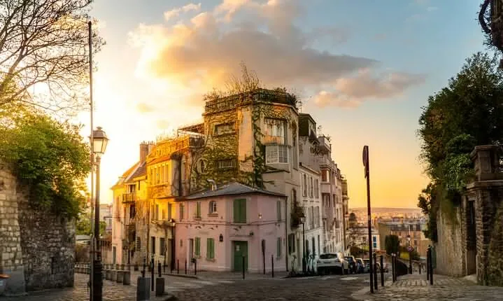 CDG Transfers and Private Tour of Marais & Montmartre