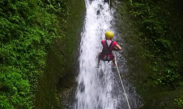 Canyoning in waterfalls and Zipline cable near La Fortuna