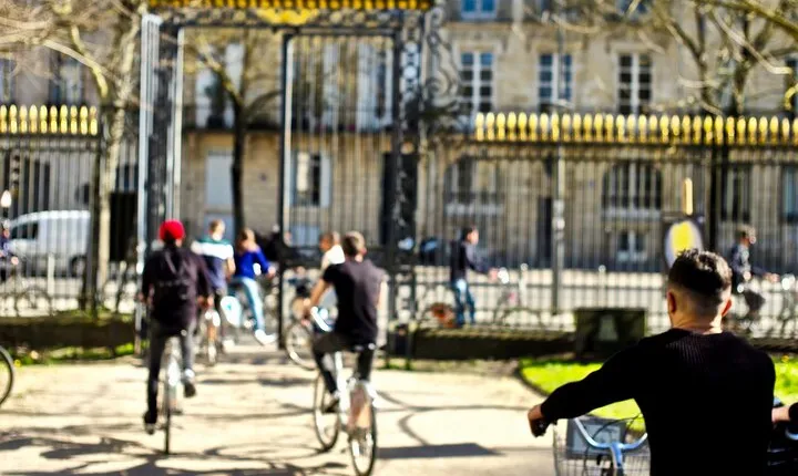 The Best of Bordeaux: E-Bike Tour with Pétanque & Appetizers