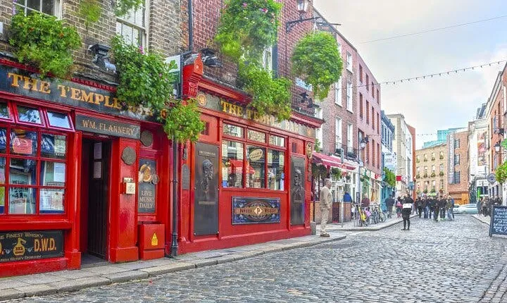 Self guided tour with interactive city game of Dublin