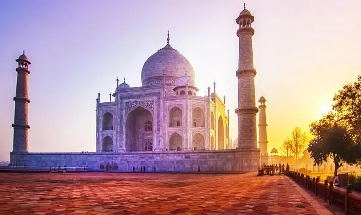 Same Day Taj Mahal and Agra Tour from Mumbai with Return Flights