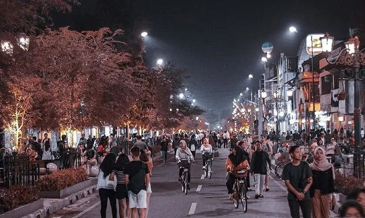 Night Walking Tour-Malioboro street food with guide at Yogyakarta