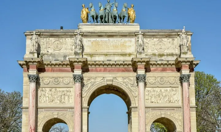 Private Family Treasure Hunt in the Louvre Museum