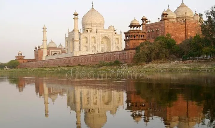 Private Tour to Taj Mahal and Agra fort with Car and Guide