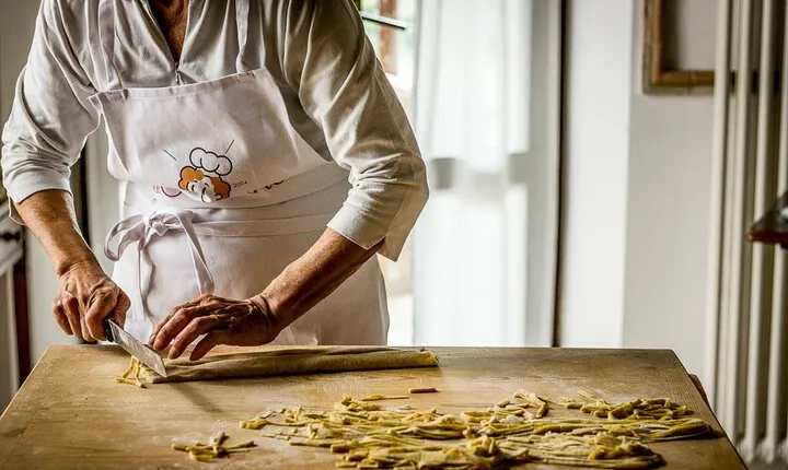 Cesarine: Small group Pasta and Tiramisu class in Modena