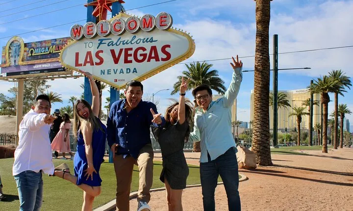 Private Limo 2.5hr Tour of Vegas with Champagne