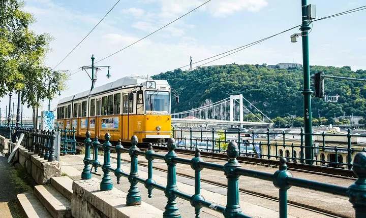 Private Scenic Transfer from Vienna to Budapest with 4h of Sightseeing