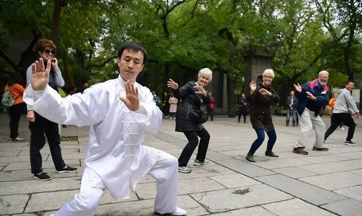 Beijing Private Tai Chi Class and Bike Tour at Houhai Lake