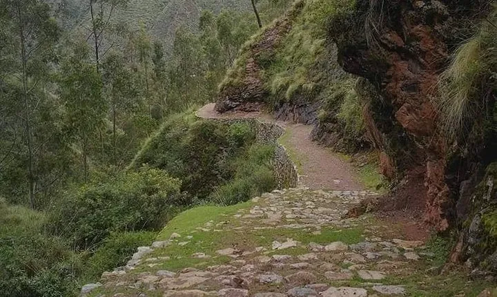 Chinchero Sacred Valley Premiun Hike & Machupicchu 3d-2n