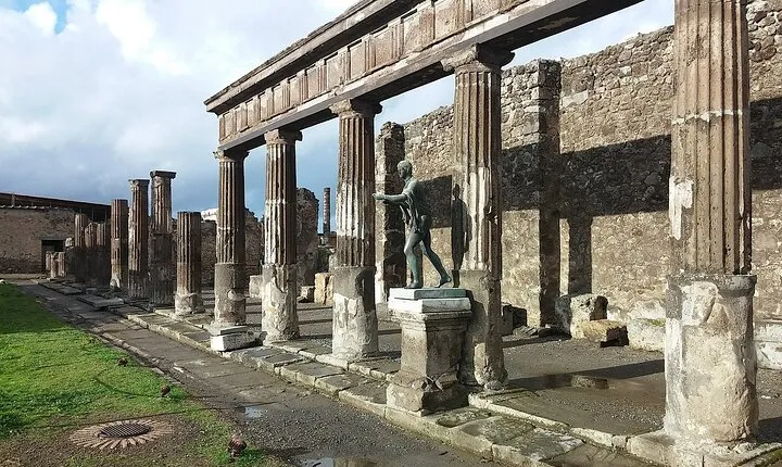 Visit Pompeii from Positano with Pizza Lunch