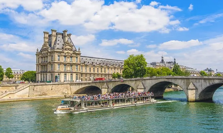 Seine River 1-Hour Sightseeing Cruise from the Eiffel Tower