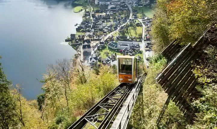 Private guided tour from Vienna to Hallstatt with Skywalk & Salt Mine Experience