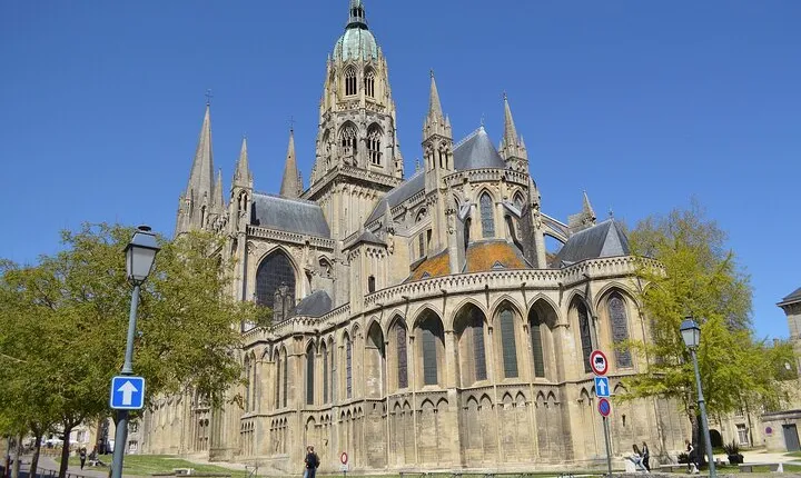 Private Transfer From Paris to Bayeux