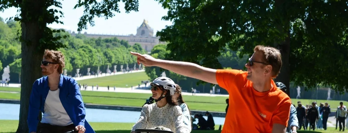 Versailles guided bike tour on a premium bike