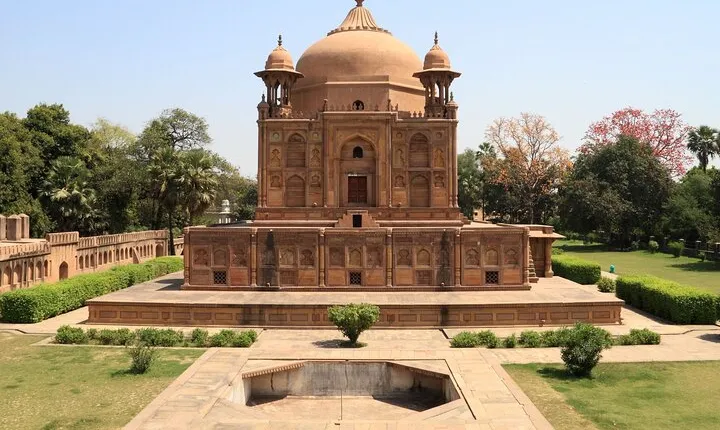 Touristic Highlights of Prayagraj (Guided Fullday Sightseeing Tour by Car)