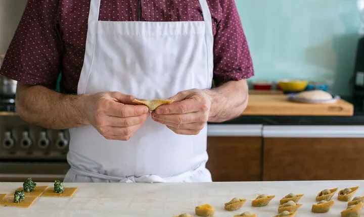 Tortelloni and Tagliatelle Cooking Class in Bologna + Wine