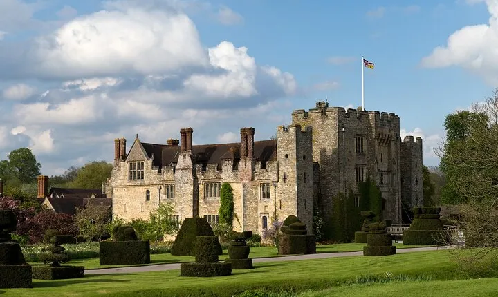 Hever Castle Private Tour from London by Luxury Sedan