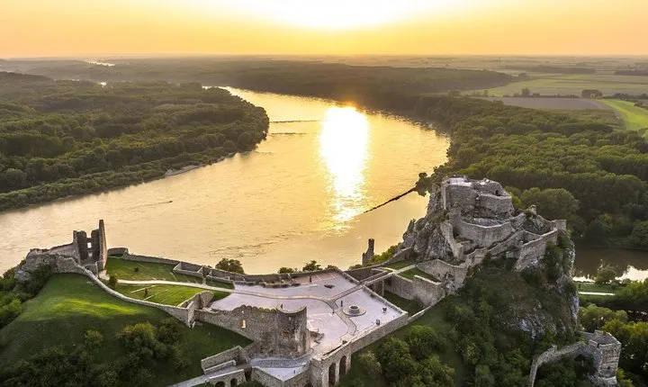 Private Grand City Tour in Bratislava with Devin Castle