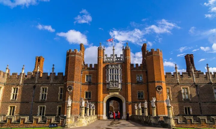 Dark History of the Tudors: Private Tour of Hampton Court Palace