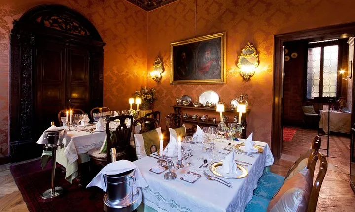 Dinner in a noble Palace & private gondola ride