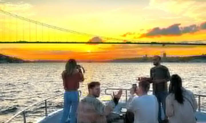 Sunset or Daytime Istanbul Guided Luxury Yacht Cruise with Snacks