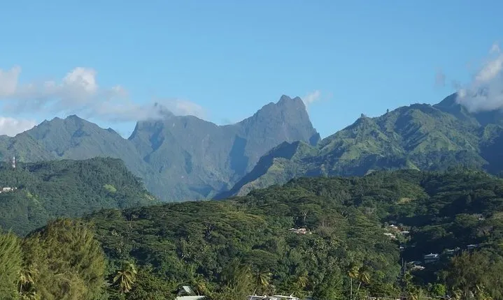 Amazing attractions of Tahiti charming island – Private half day circle tour
