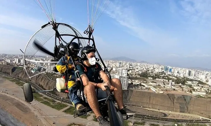 Fly paragliding along the coast of Lima