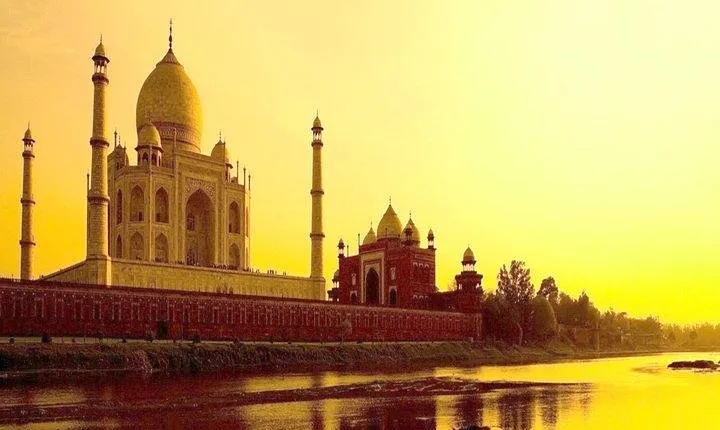Overnight Taj Mahal Tour from Pune