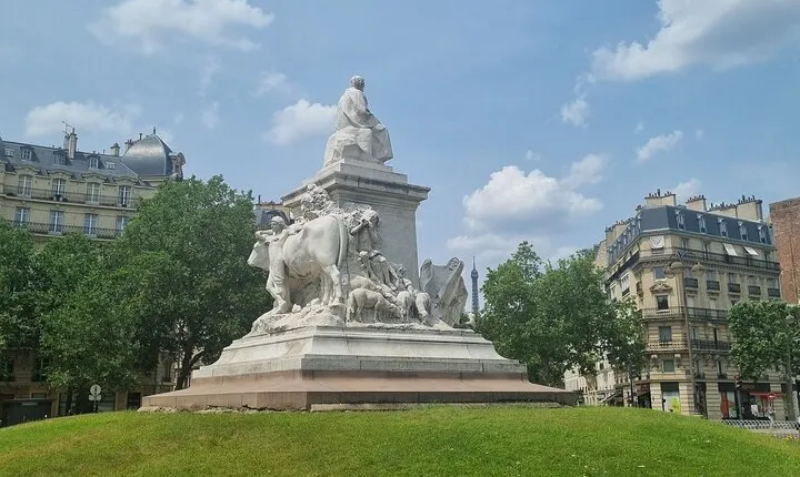 Private and secret tour of the 7th arrondissement of Paris