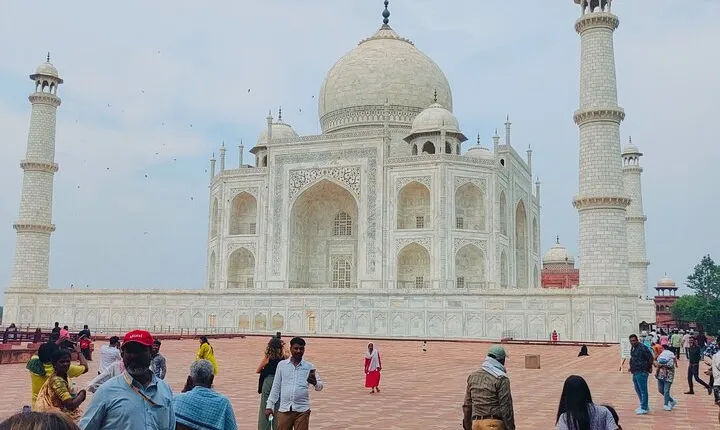 From Delhi Private Taj Mahal and Agra Day Trip by Gatimaan Train