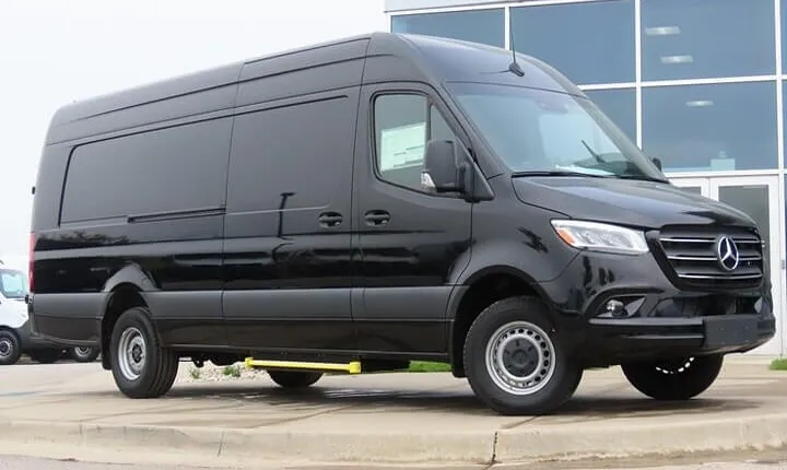 Private Transfer Bariloche or Villa La Angostura to Bariloche Airport by Minibus