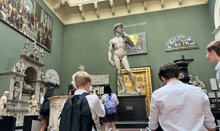 London Victoria and Albert Museum and Kensington Gardens tour