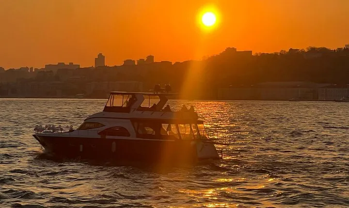 Istanbul Bosphorus Sunset Cruise on the Luxury Yacht