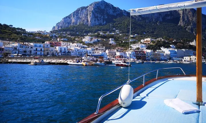 Private boat tour around Capri with Classy Gozzo