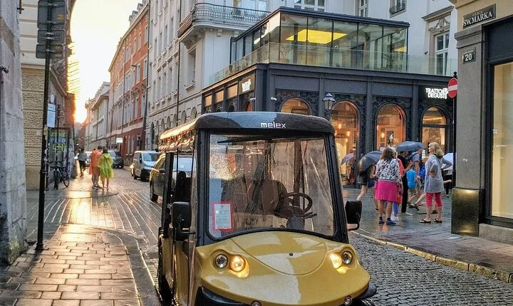 Krakow Wawel Castle with a tour of the Old Town on a Golf Cart