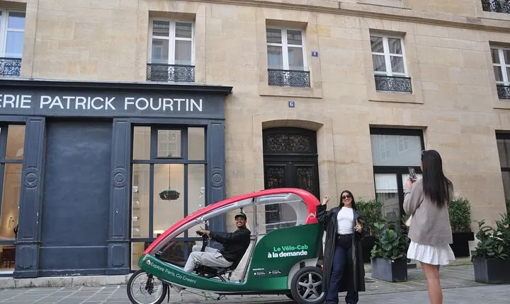 Private Guided Bike Tour EN Cab in Paris: Le Emily