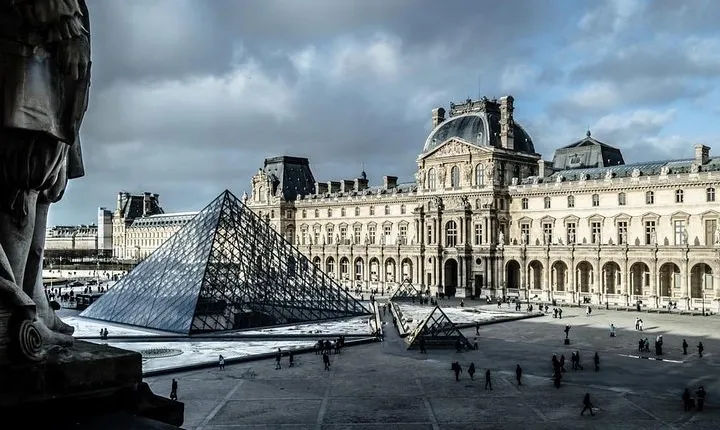PARIS: Louvre Tour