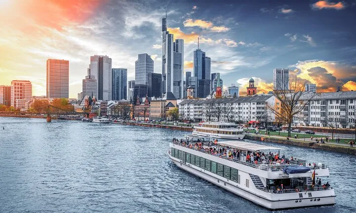 Frankfurt Private Walking Tour with Relaxing Cruise