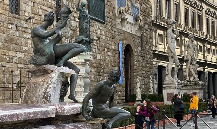 1-Hour Mythological Tour in Piazza della Signoria: Experience for Children