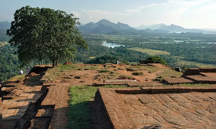 2-days Transfer from Colombo to Trincomalee or Nilaveli - Sightseeing Tour