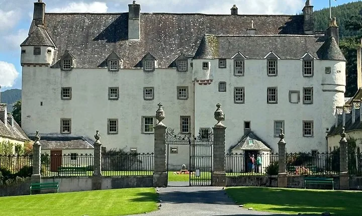 Private Traquair House, Dawyck Gardens and Border Day Tour