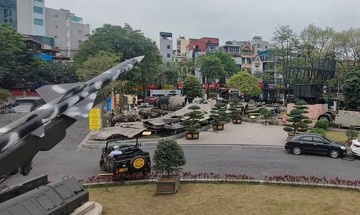 Hanoi Sightseeing and Food Tour with Army Jeep