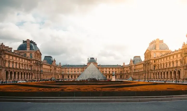 Audio guided Louvre museum Tour with hotel pick up