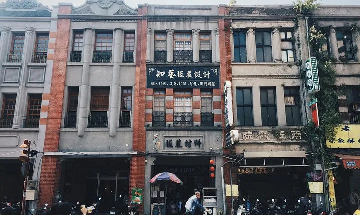 Private Longshan Temple and Dadaocheng Walking Tour