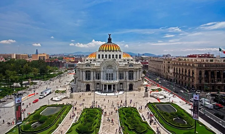 Private Street Food & Mural Art Tour in Mexico City