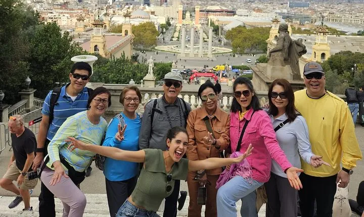 Barcelona: Old Town, Montjuic Castle, Cable Car Small Group Tour