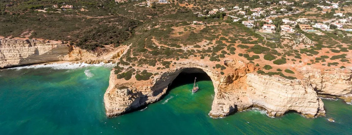 Sailing experience with tapas and wine aboard the Gageiro