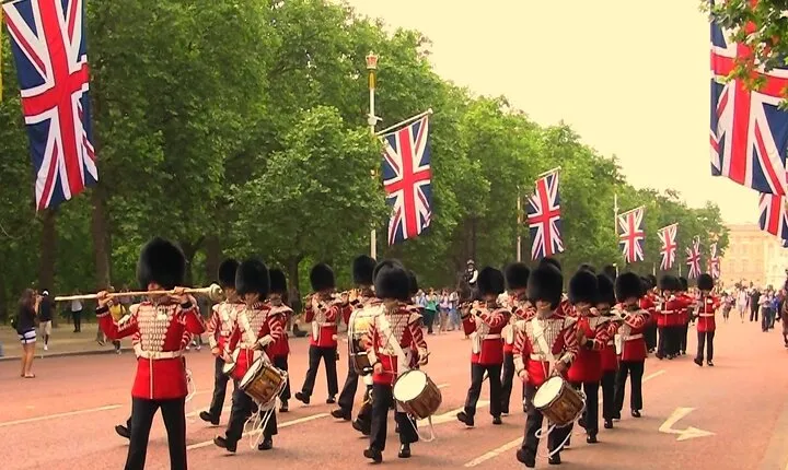 Changing of the Guard at Buckingham Palace Guided Tour