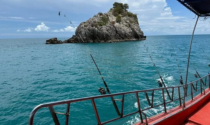 Fishing & Island Lunch Cruise from Koh Samui – Catch & Relax